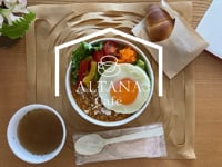 おうちでアルタナver.1「うすべにたまごの目玉焼きキーマカレー丼」を食べながら「ABOUT COFFEE」を読む編