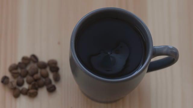 Парящая чашка из кофейных зёрен