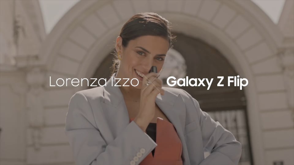 Lorenza Izzo para Samsung Campaña Galaxy ZFlip