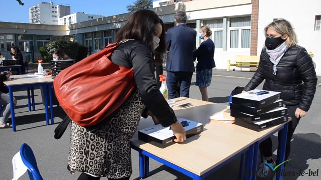 Vimeo Video : Cité éducative, des tablettes et des livres pour les élèves et enfants beauvillésois