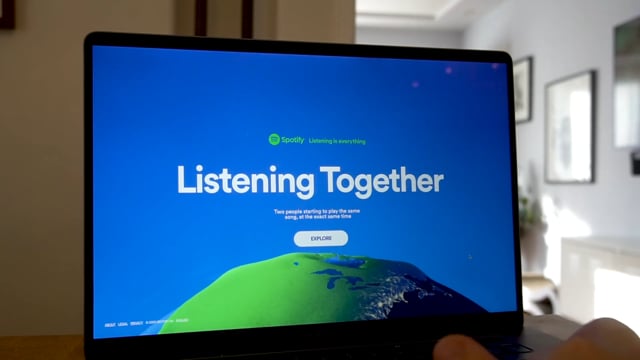 Two people listening music. парочка с наушники. наушники на человеке. Couple listening to music together. ребенок в наушниках.