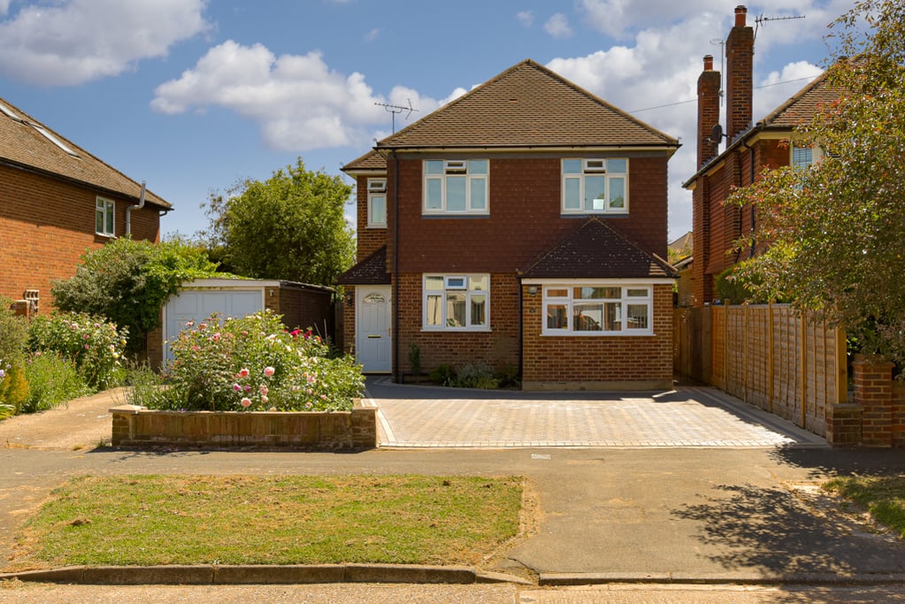 Broadfields, East Molesey Newton Huxley on Vimeo