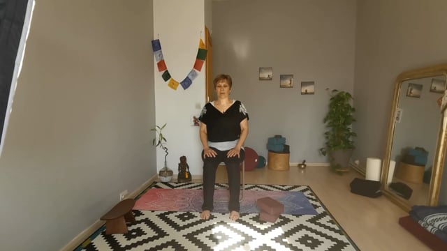 Yoga sur chaise - Garder sa souplesse après 50 ans