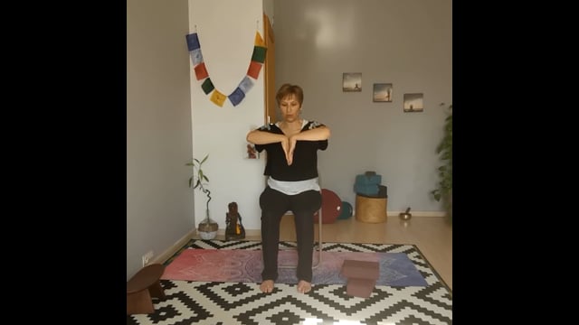 Yoga sur chaise - Garder sa souplesse après 50 ans