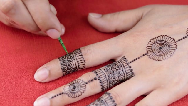 Beautiful Easy Back hand Mehndi design Video | Videos
