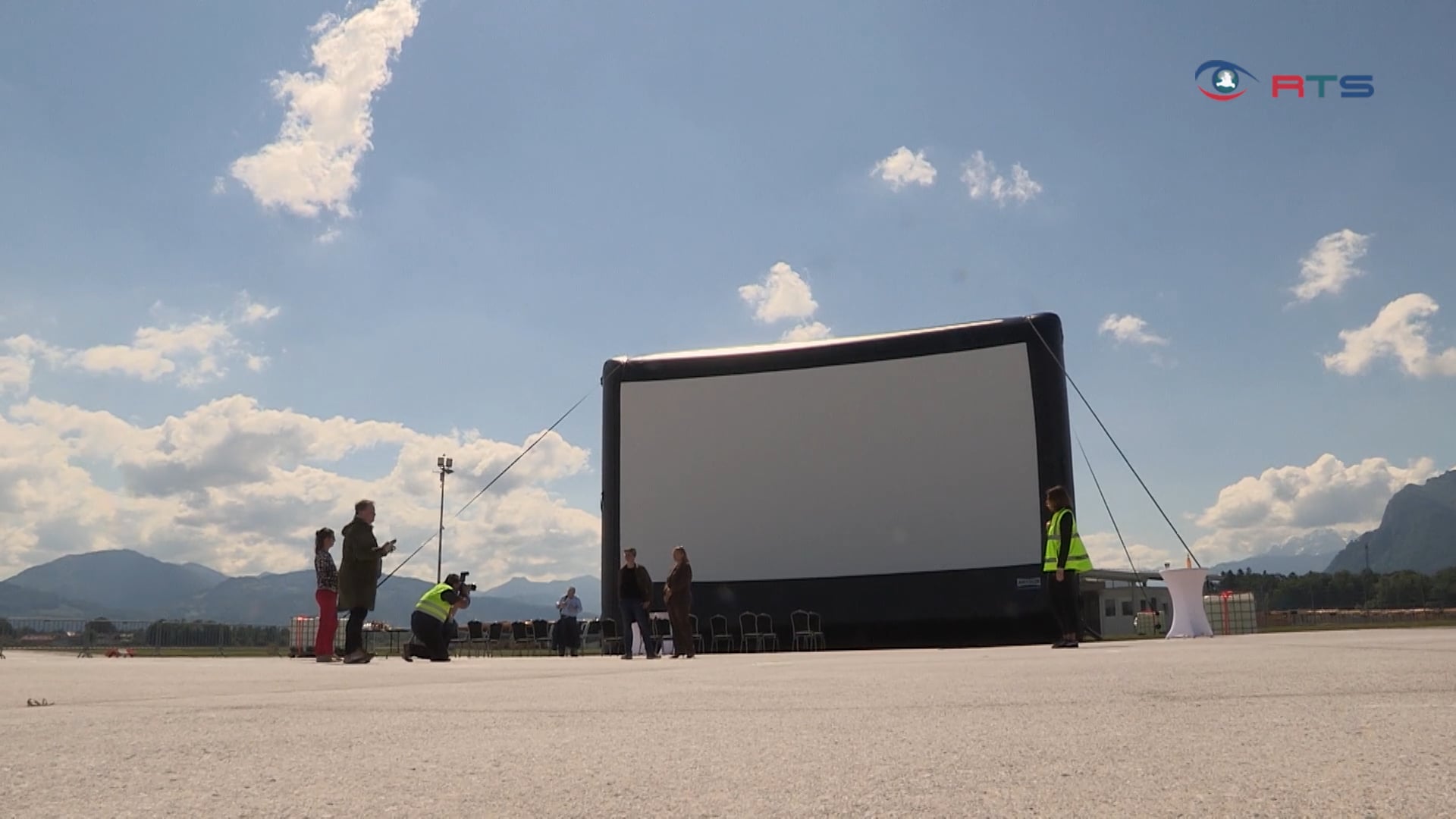 autokino-ab-sofort-filme-auf-der-flughafen-landebahn