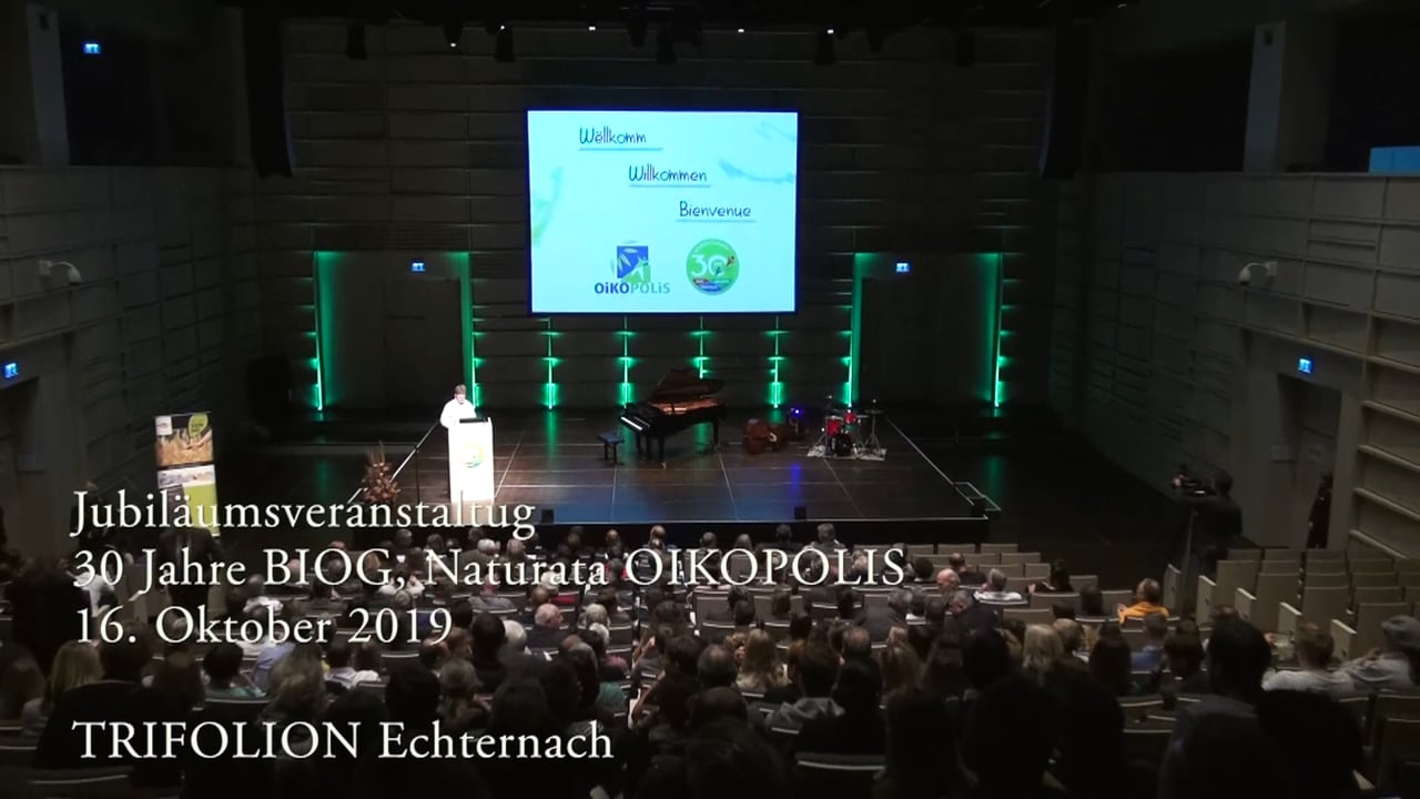 1989 wurde die „Bio-Bauere-
Genossenschaft Lëtzebuerg
(BIOG)“ gegründet,
kurze Zeit später öffnete der
erste Naturata Bio Marché
seine Türen.
Der Grundstein für eine fair und
sozial organisierte Zusammenarbeit
aller Mitglieder der
Wertschöpfungskette und eine
gemeinsame Vermarktung regional
erzeugter Bio-Produkte
nach biologischen und biodynamischen
Richtlinien war gelegt.
Aus den einstigen neun
Gründungsmitgliedern sind
über die Jahrzehnte mehr als
dreißig geworden, die solidarisch
kooperieren. Bio-Bauern,
-Imker, -Obst- und -Gemüsegärtner
– die Bandbreite der
vertretenen Disziplinen ist gewachsen
und mit ihr das qualitativ
hochwertige Sortiment. Alle
Mitglieder halten sich an die
BIOG-Charta und verkaufen ihre
Produkte direkt ab Hof, vor allem
aber auch an die Biog-Genossenschaft.
Sie sind zudem
Mitglied des Vereins „Bio-Lëtzebuerg
– Vereenegung fir
Bio-Landwirtschaft Lëtzebuerg
asbl“.