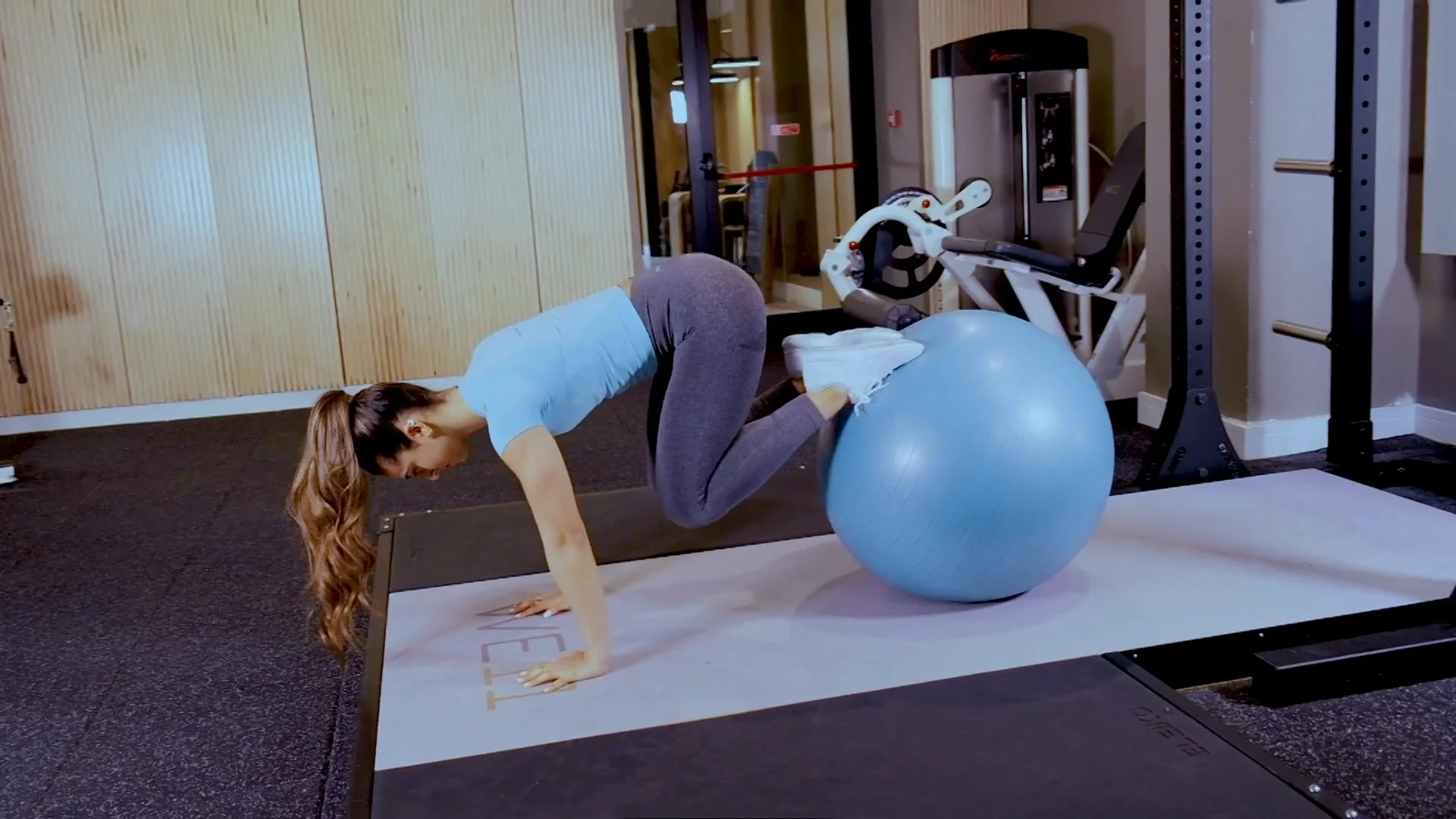 SWISS BALL REVERSE CRUNCH on Vimeo