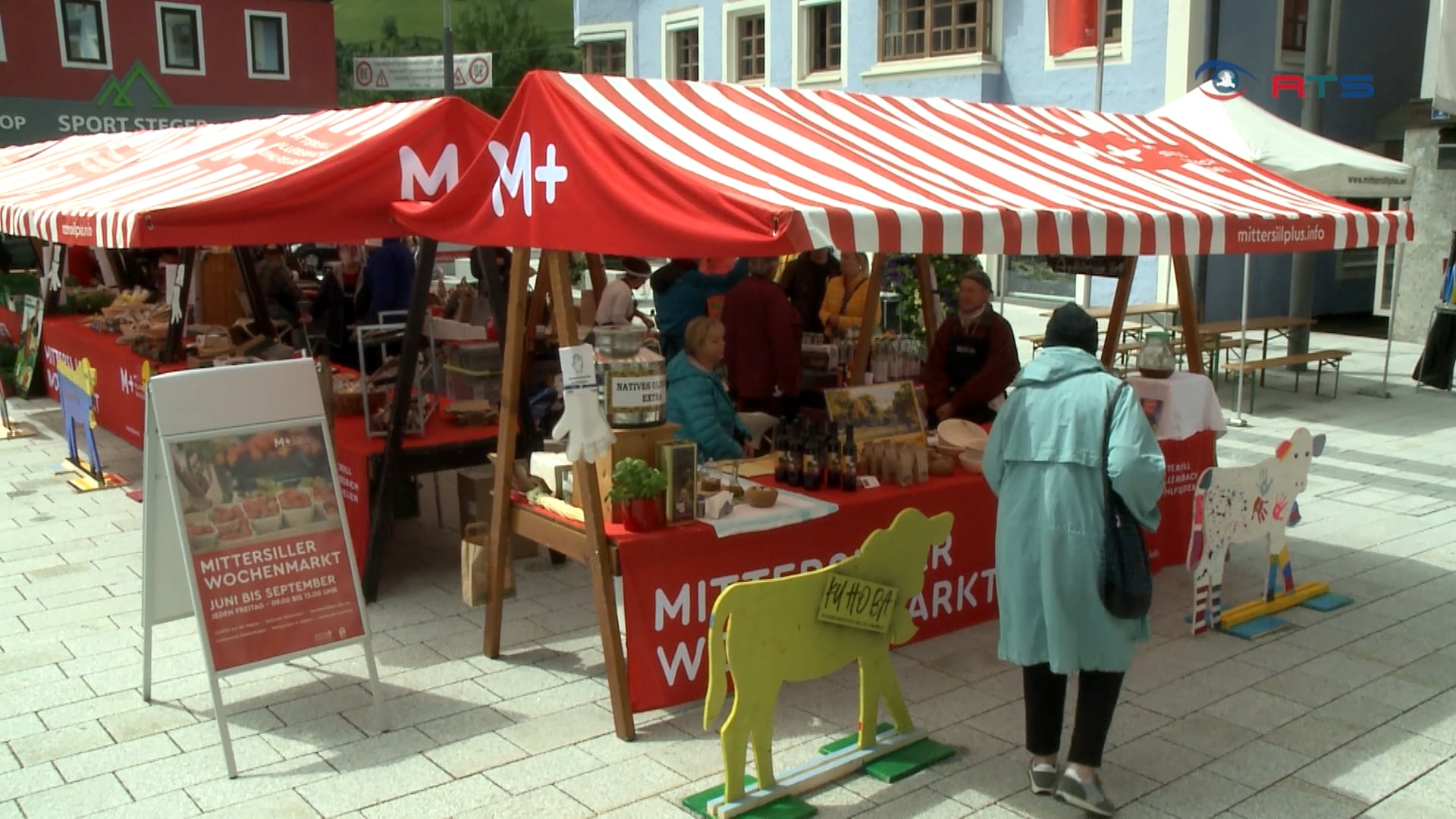 wochenmarkt-in-mittersill-bunte-kuehe-sorgen-fuer-einhaltung-des-mindestabstands