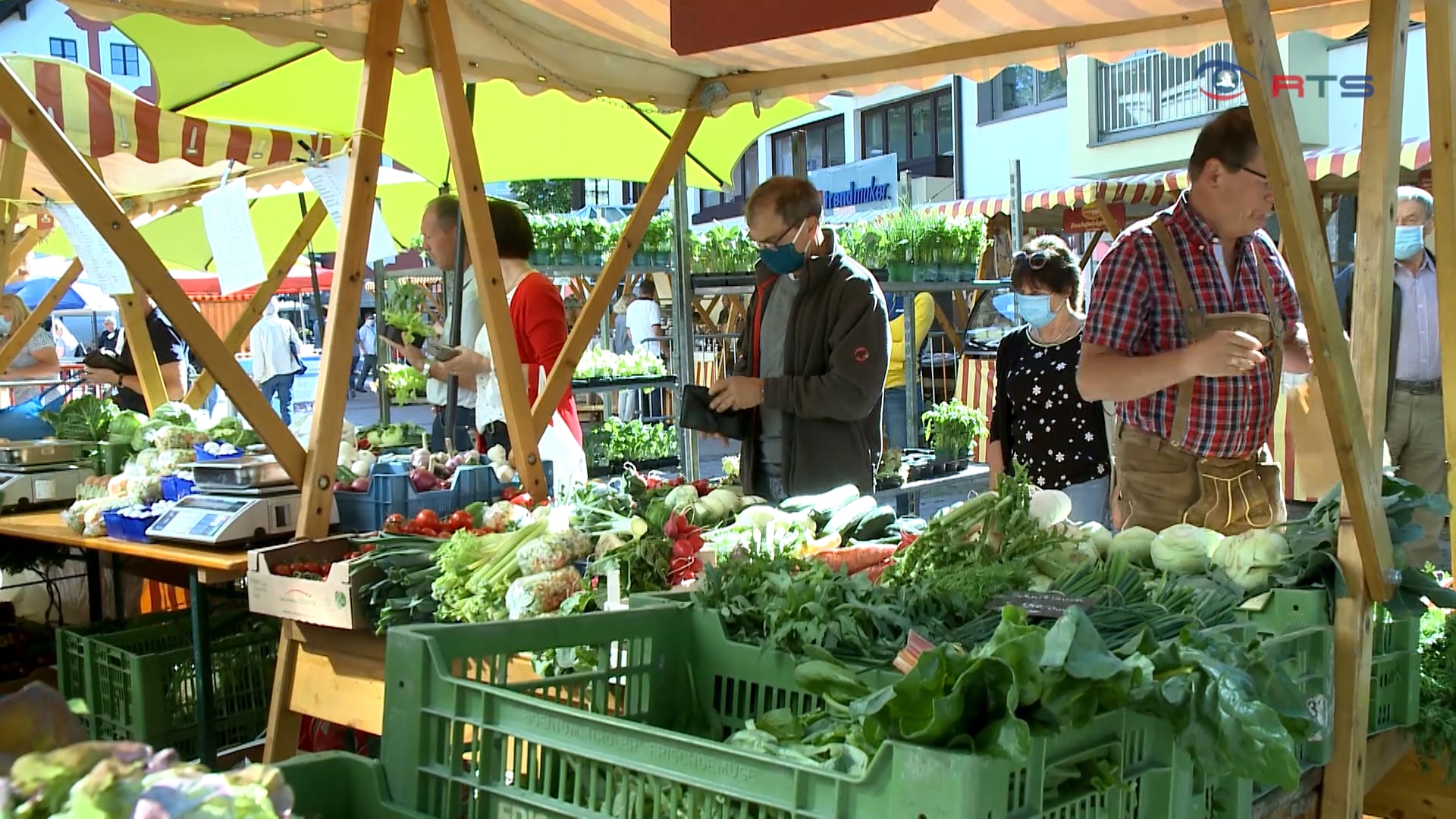 wochenmarkt-in-saalfelden-lockt-mit-regionalen-schmankerln