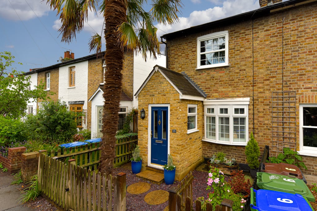 Spring Gardens, West Molesey Newton Huxley on Vimeo