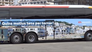 L'Escala es promociona als busos de Sarfa