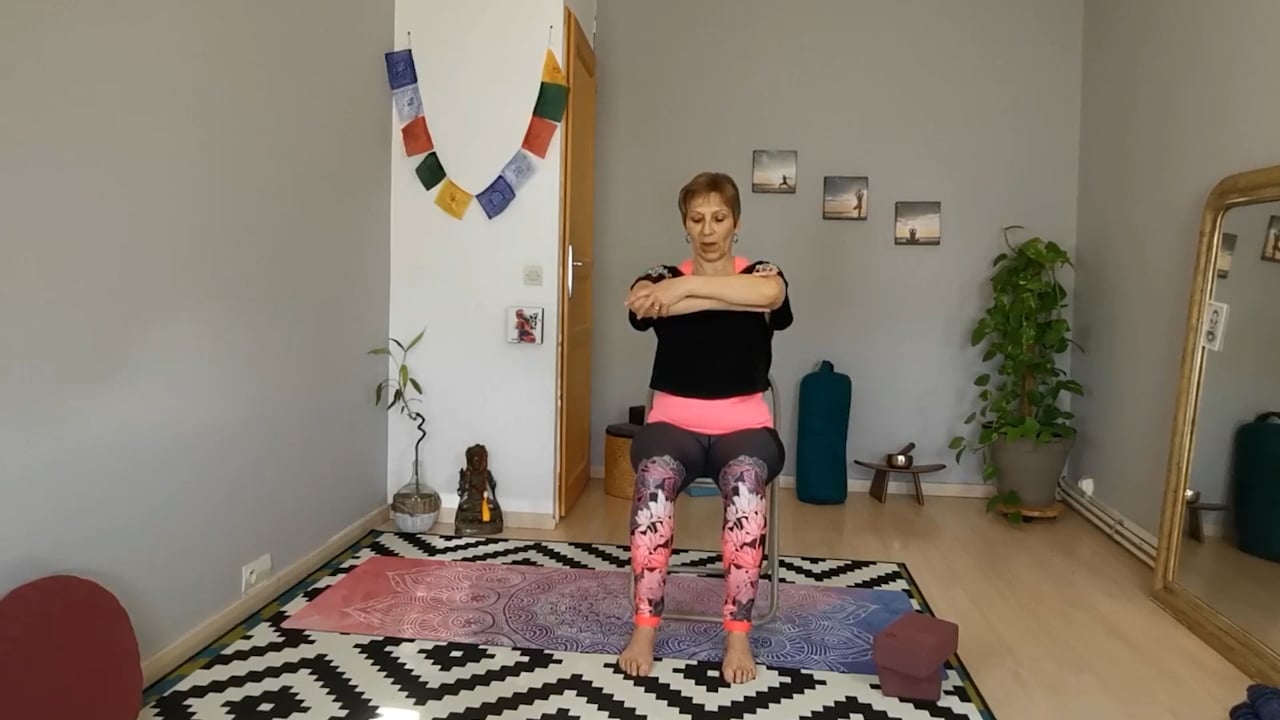 Jour 9. Séance de yoga - Salutation au soleil sur chaise avec Pascaline Berton Benovici (30 min)