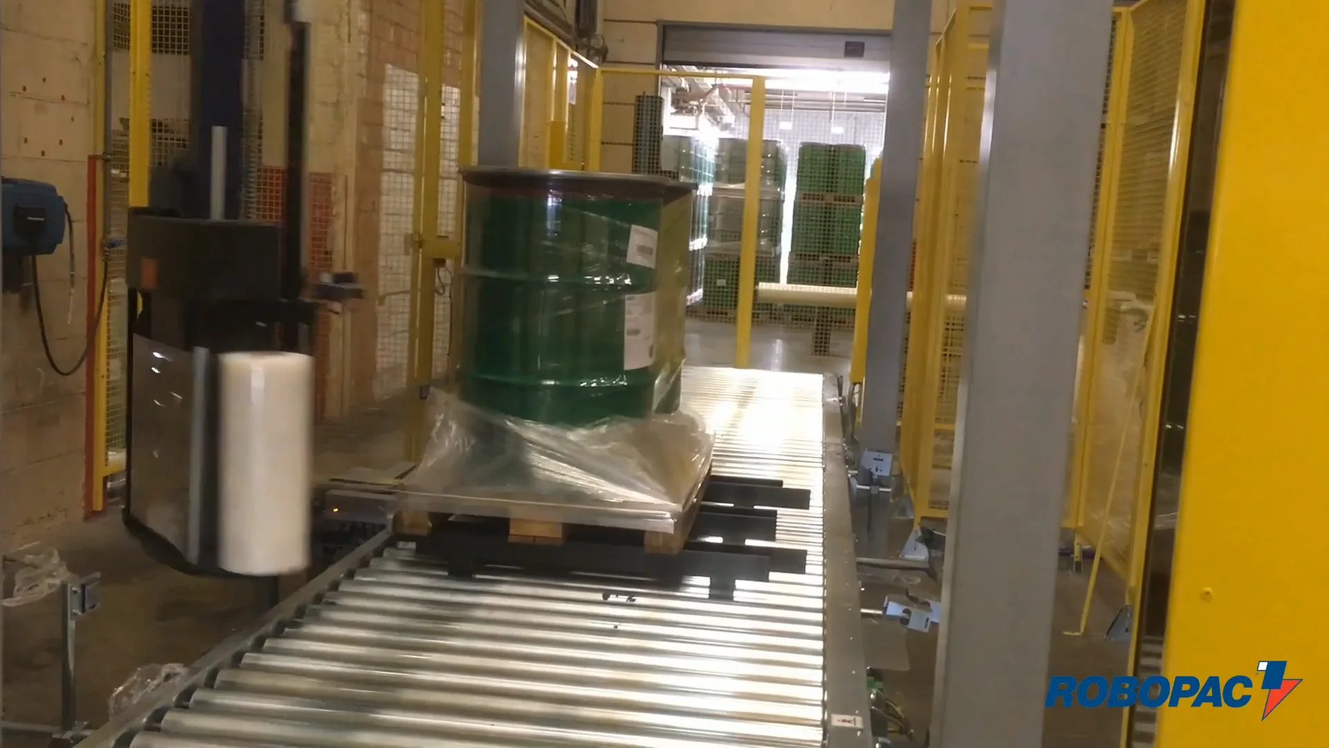 Helix automatic stretch wrapper wrapping 55 gallon drums - Robopac USA ...