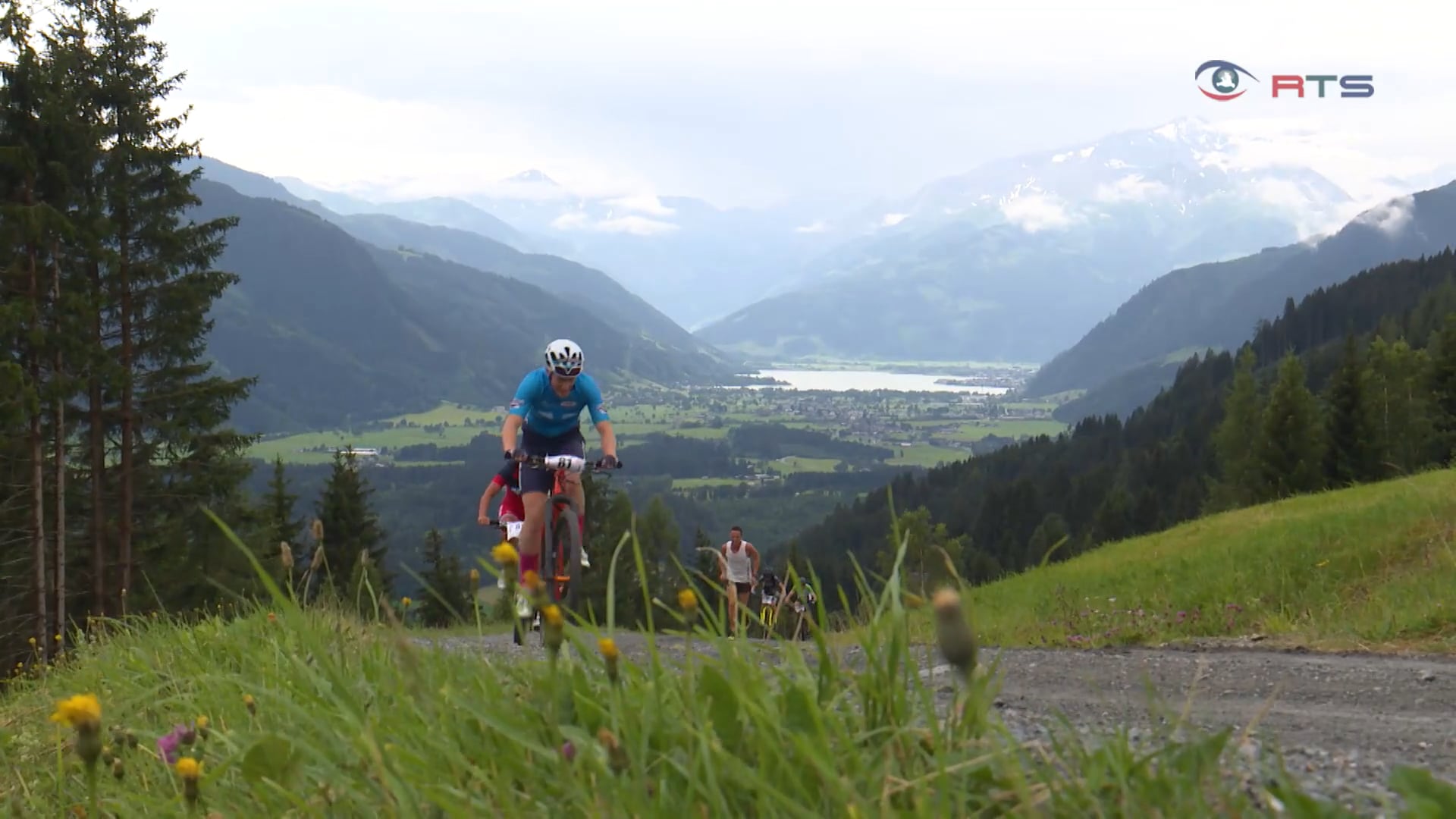 begeisterte-mountainbiker-und-berglaeufer-beim-biberg-auffiradler-und-berglauf-saalfelden