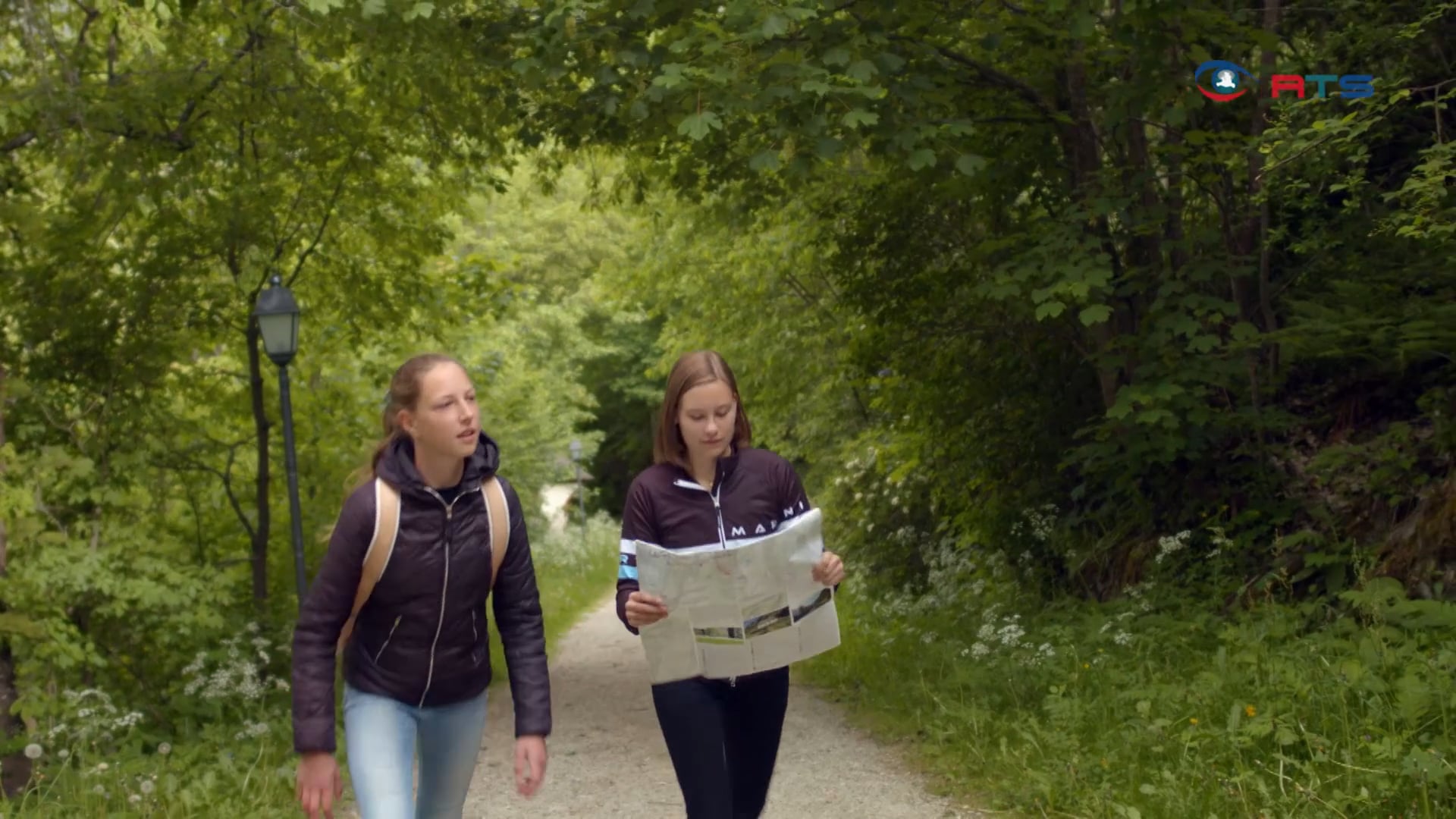 leader-projekt-lungau-schueler-der-biosphaerengruppe-mariapfarr-gehen-auf-wanderschaft-mit-dem-sagenrucksack