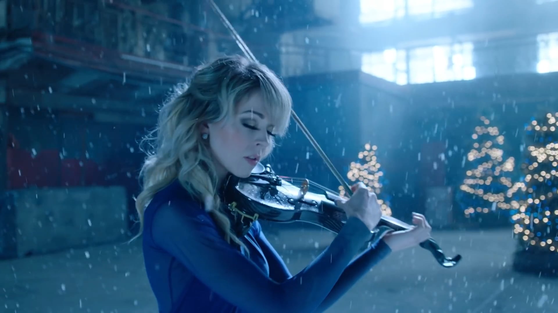 Lindsey stirling carol of the bells. Линдси Стирлинг Snow Waltz. Carol of the Bells от Lindsey Stirling вальс. Линдси Стирлинг фото из клипа Carol of the Bells. Lindsey Stirling - Snow Waltz.