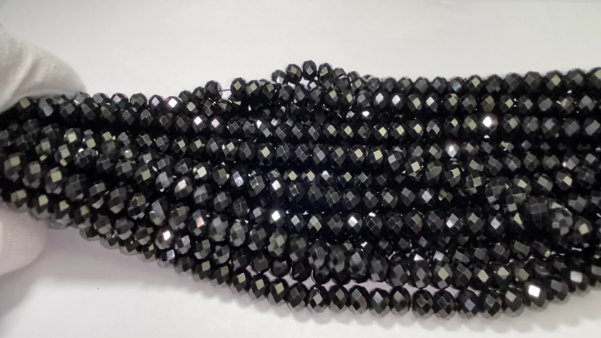 ブラックスピネル ボタンカット8×8×5mm ｜天然石ビーズの卸問屋・通販 
