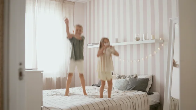 Piccolo Asiatico 18 Mesi Bambino Di 1 Anno Appoggiato Ai Cuscini Sul Letto  Guardando Un Video Dal Tablet Pc Bambini Che Giocano Con Il Tablet -  Fotografie stock e altre immagini di Bebé - iStock