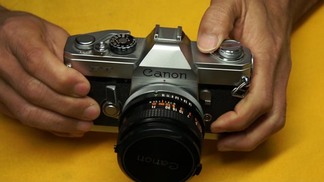 Canon FT QLカメラ シャッターと速度調整ダイヤルとフイルム巻き上げレバー