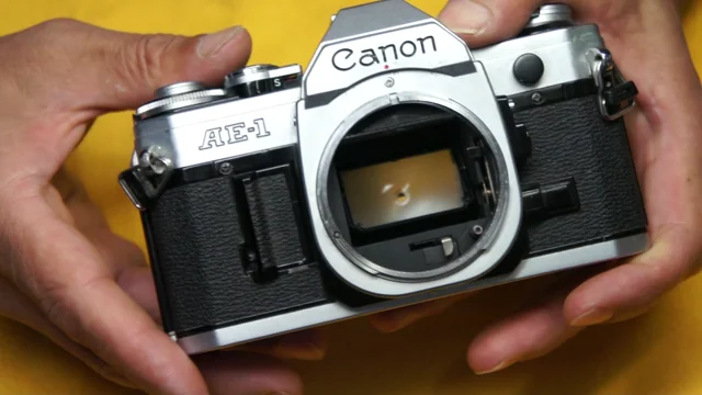 Canon AE-1カメラの電池の装着