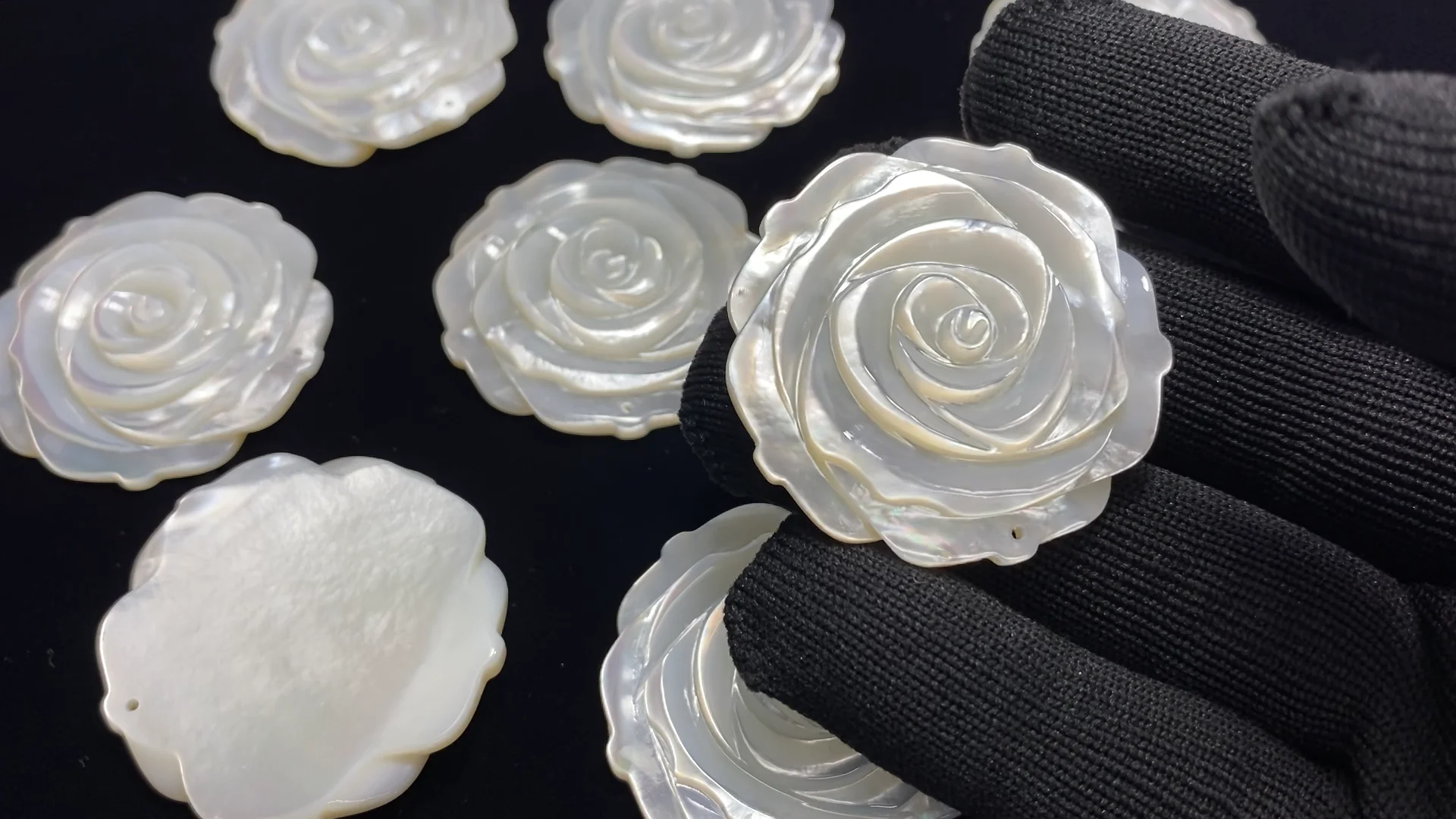 ホワイトシェル（白蝶貝） 薔薇 40mm 1枚｜天然石ビーズの卸問屋