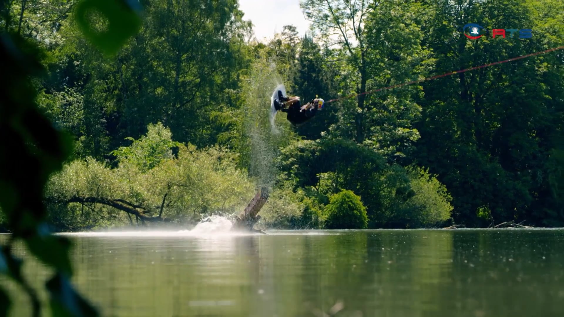 festspielstress-wakeboarder-dominik-hernler-surft-durch-salzburg
