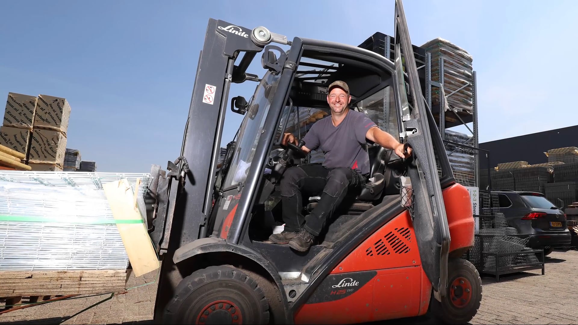 Logistiek terreinmedewerker en heftrukchauffeur Richard de Bruin van Vego Tuinmaterialen!