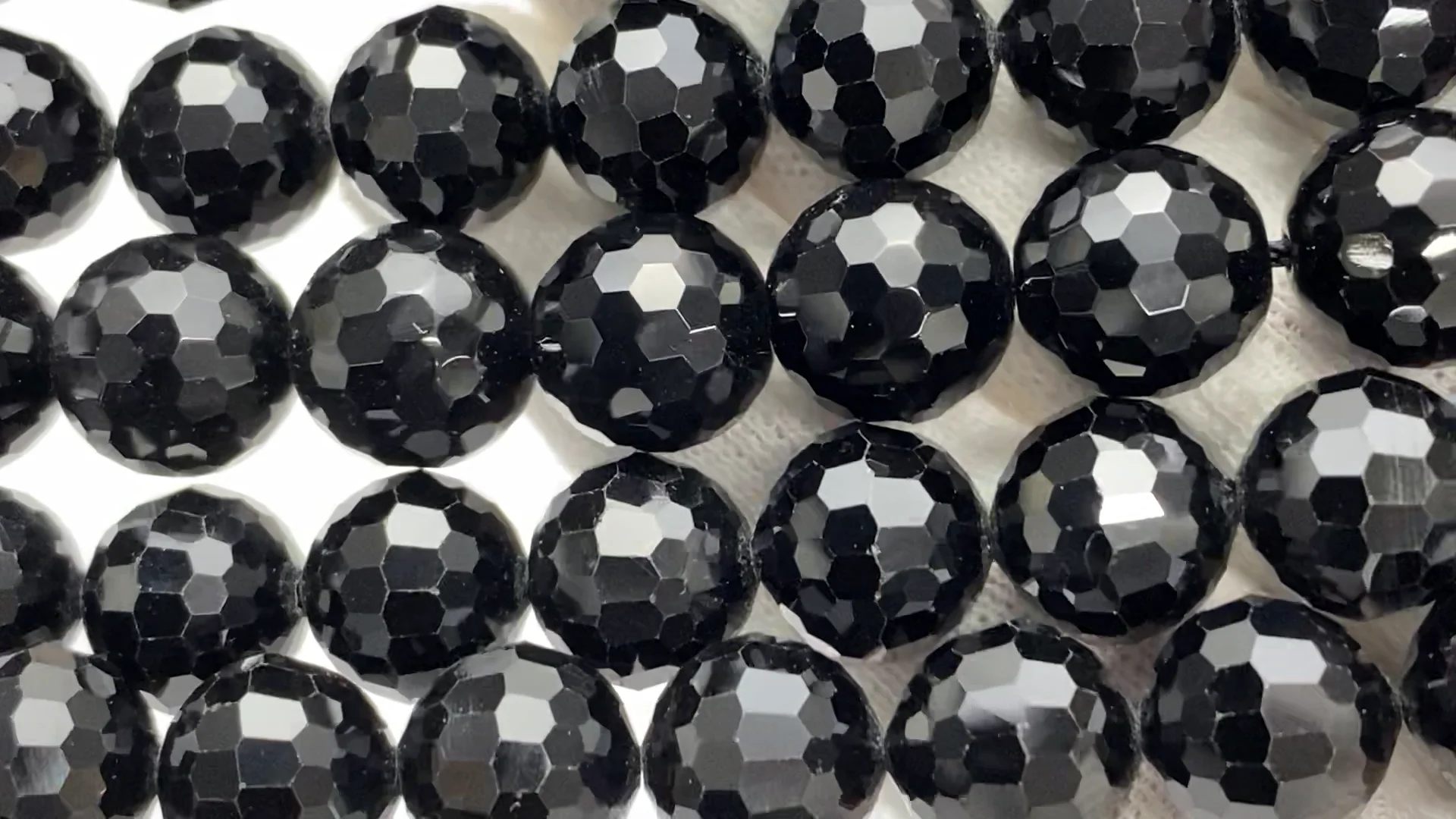 ブラックスピネル 128面ラウンドカット10mm 1連｜天然石ビーズの卸問屋
