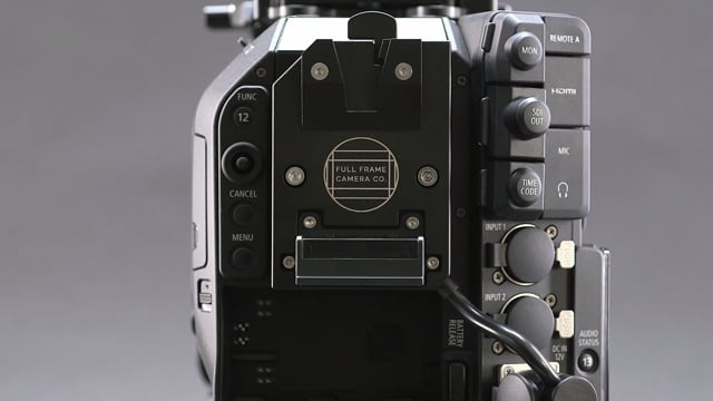 大人も着やすいシンプルファッション Full frame camera Canon C300 V