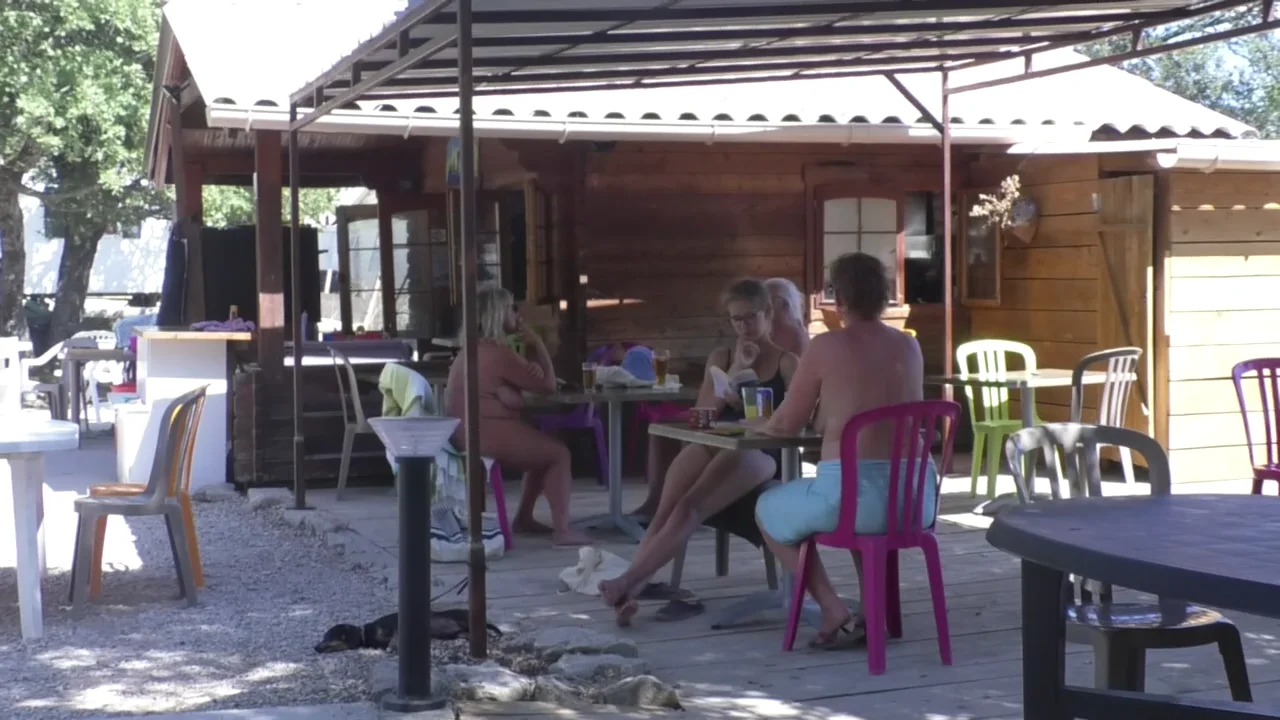 Alpes de Haute-Provence : le camping naturiste Verdon Provence affiche complet &agrave; Esparron-de-Verdon