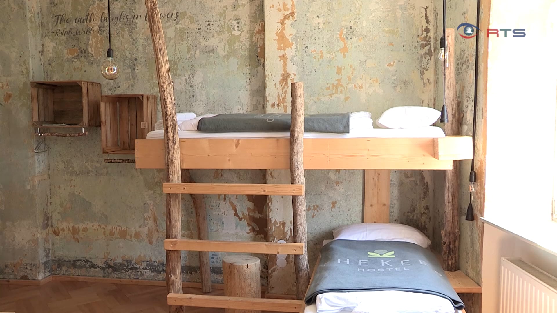 hotelzimmer-aus-salzach-schwemmholz-oekologisch-originell-schraeg