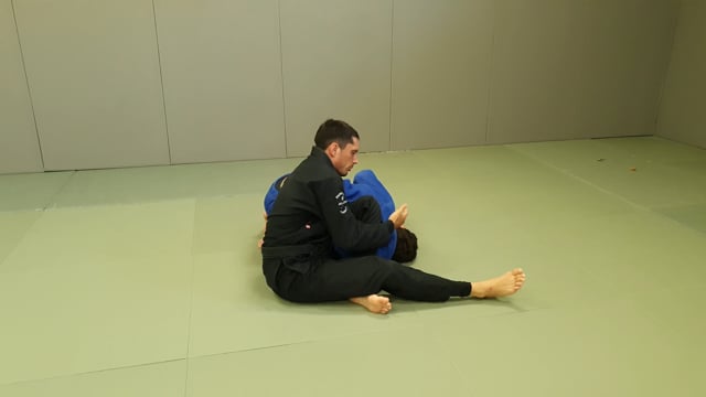 Omoplata à partir de la garde fermée