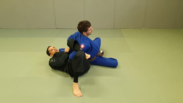 Omoplata contre un adversaire avec une posture droite