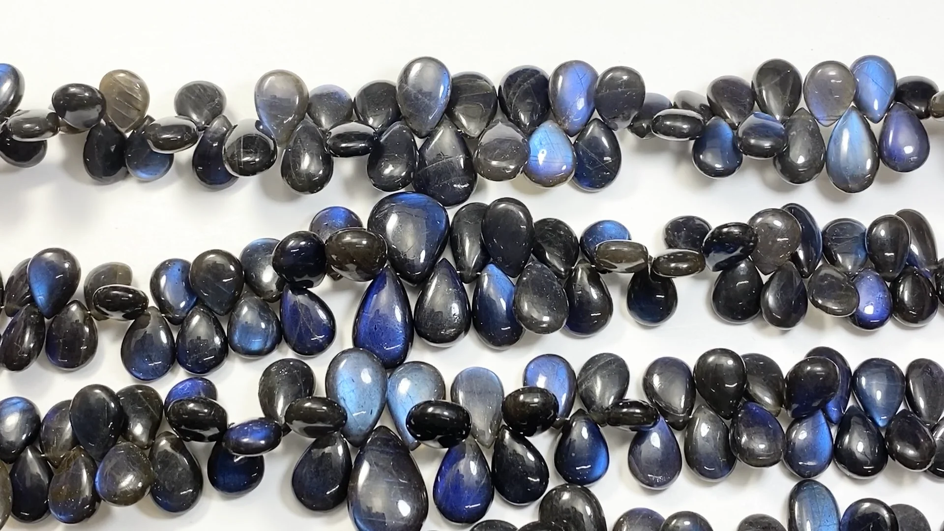 ブラックラブラドライト（産地・マダガスカル） 大粒ペアシェイプ