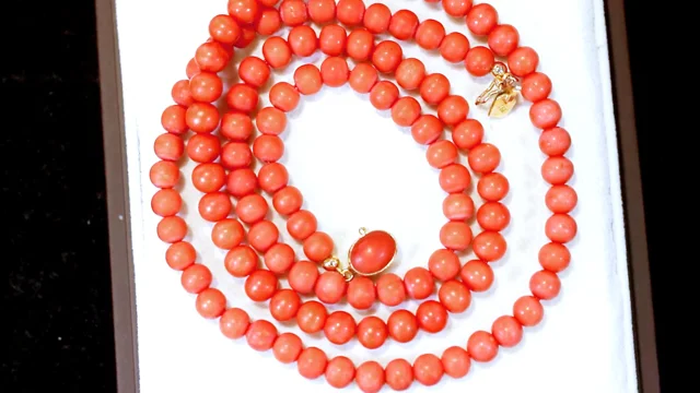 Bead game • Knotted vintage coral necklace with white gold clasp