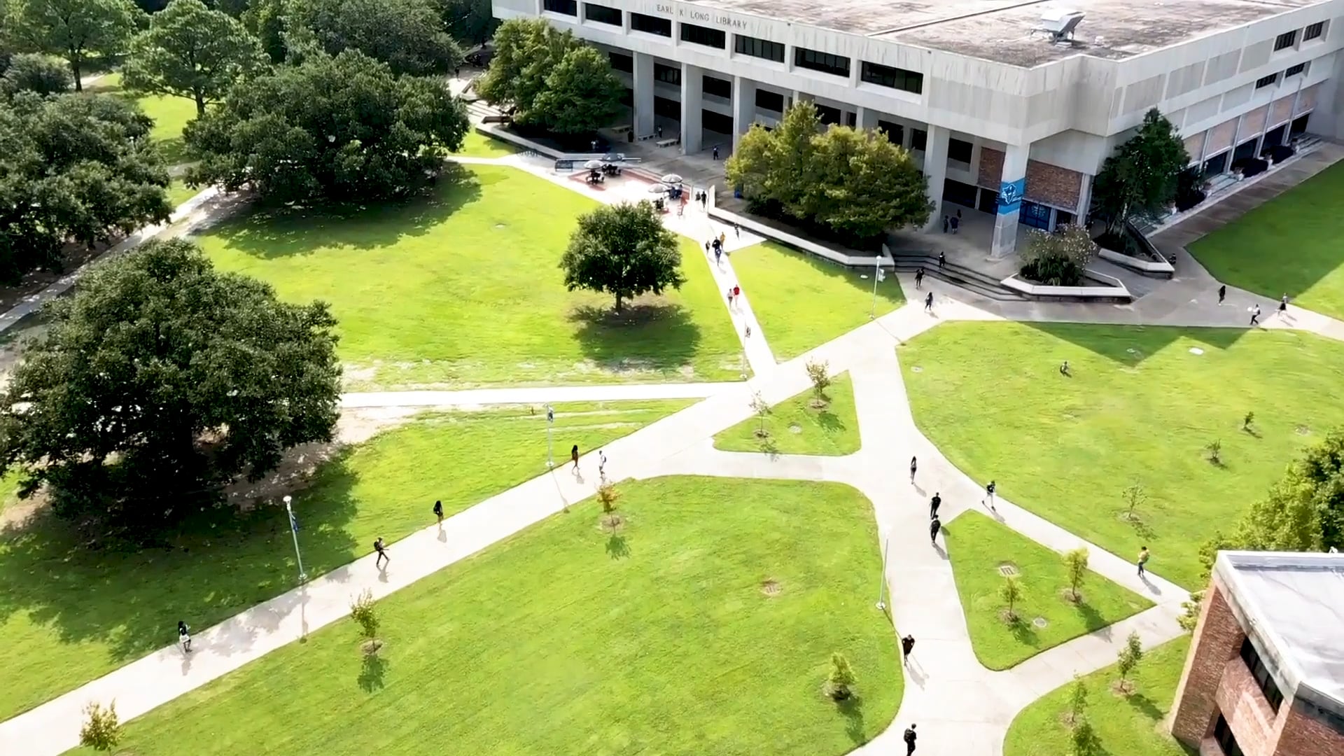 Campus quad, library, and walkways at LSU New Orleans