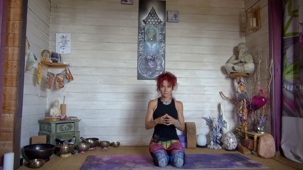 8. Cours de yoga - Fluide et douce avec Sandrine Entraygues (18 min)