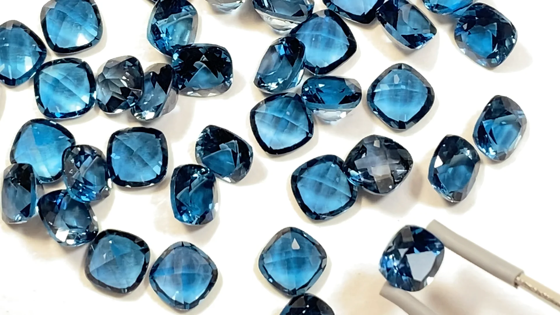 ロンドンブルートパーズ 穴なしスクエアファセットカット6×6mm 2 ロンドンブルートパーズ 穴なしスクエアファセットカット6×6mm 2