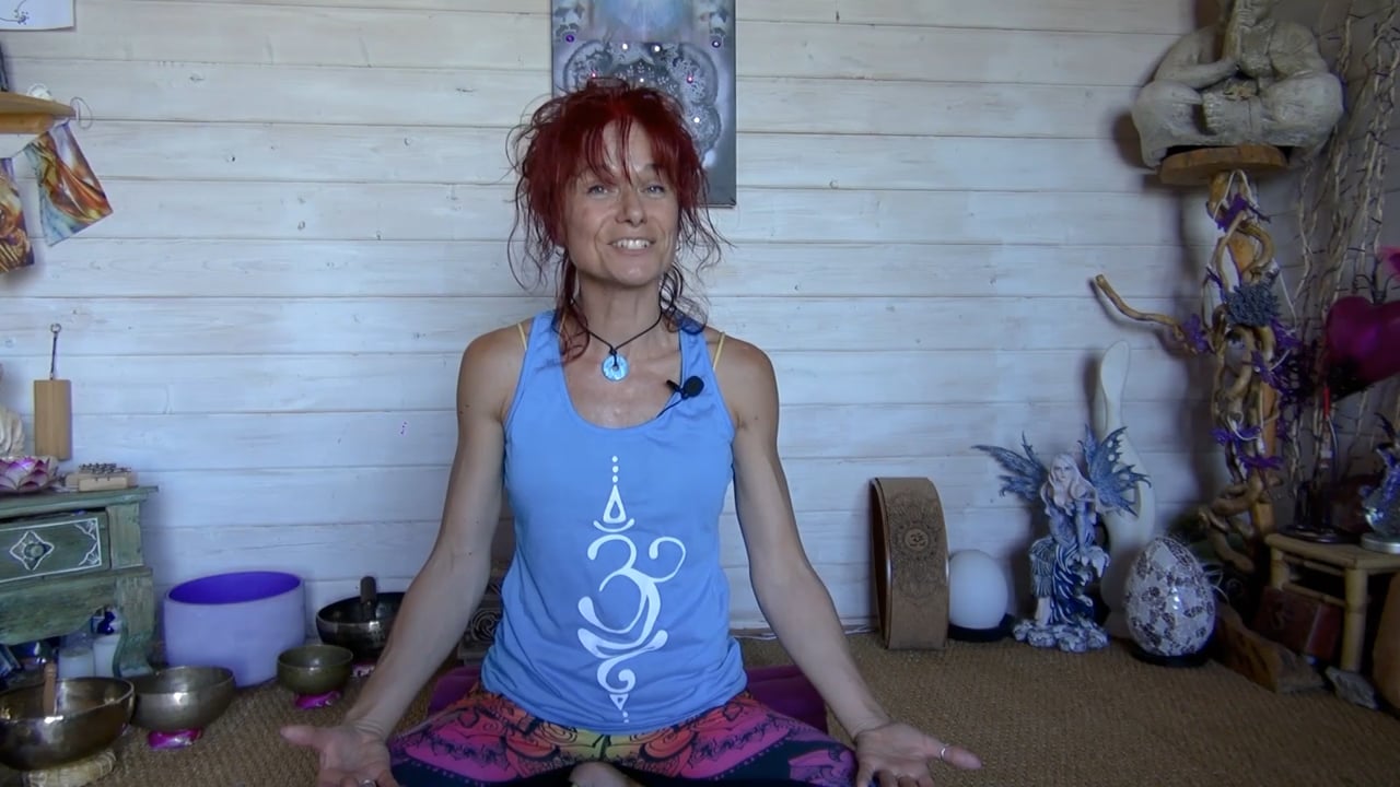 4. Cours de yoga - Mudra et mantra : apaiser les douleurs et se reconnecter à soi avec Sandrine Entraygues (31 min)