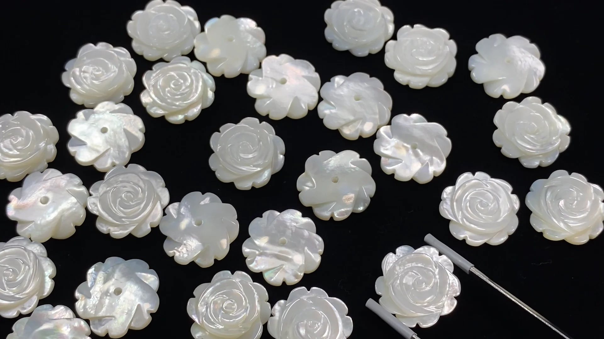 【新品未使用】silver 白蝶貝 天然ホワイトシェル 彫刻薔薇ピアス 1233 白蝶貝 ホワイト ローズ ピアス Mサイズ 薔薇 | 【公式通販