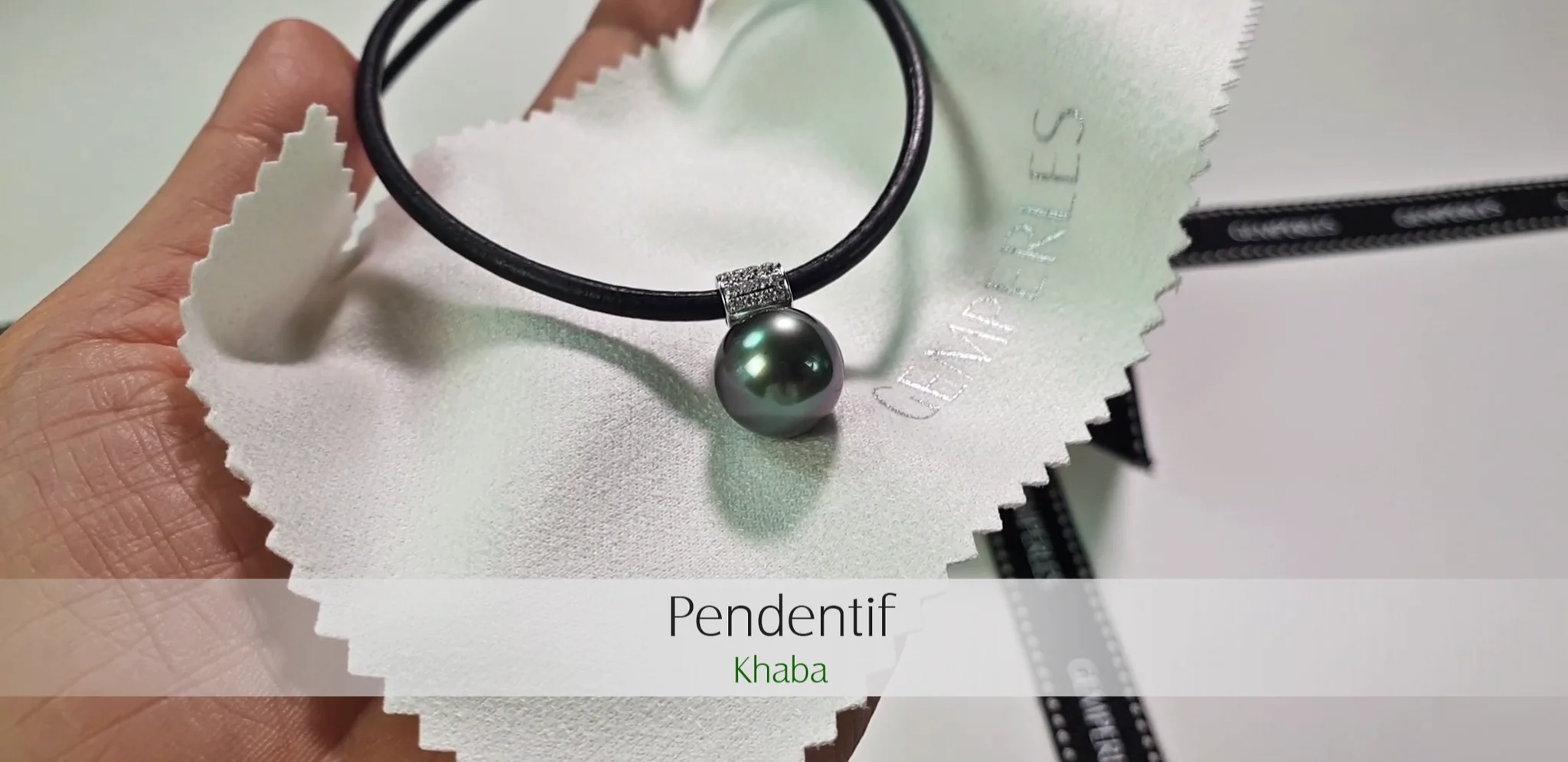 Pendentif marron perlé - France