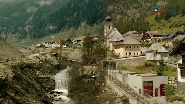 zederhaus-von-prangstangen-sauschneidern-und-einer-autobahn