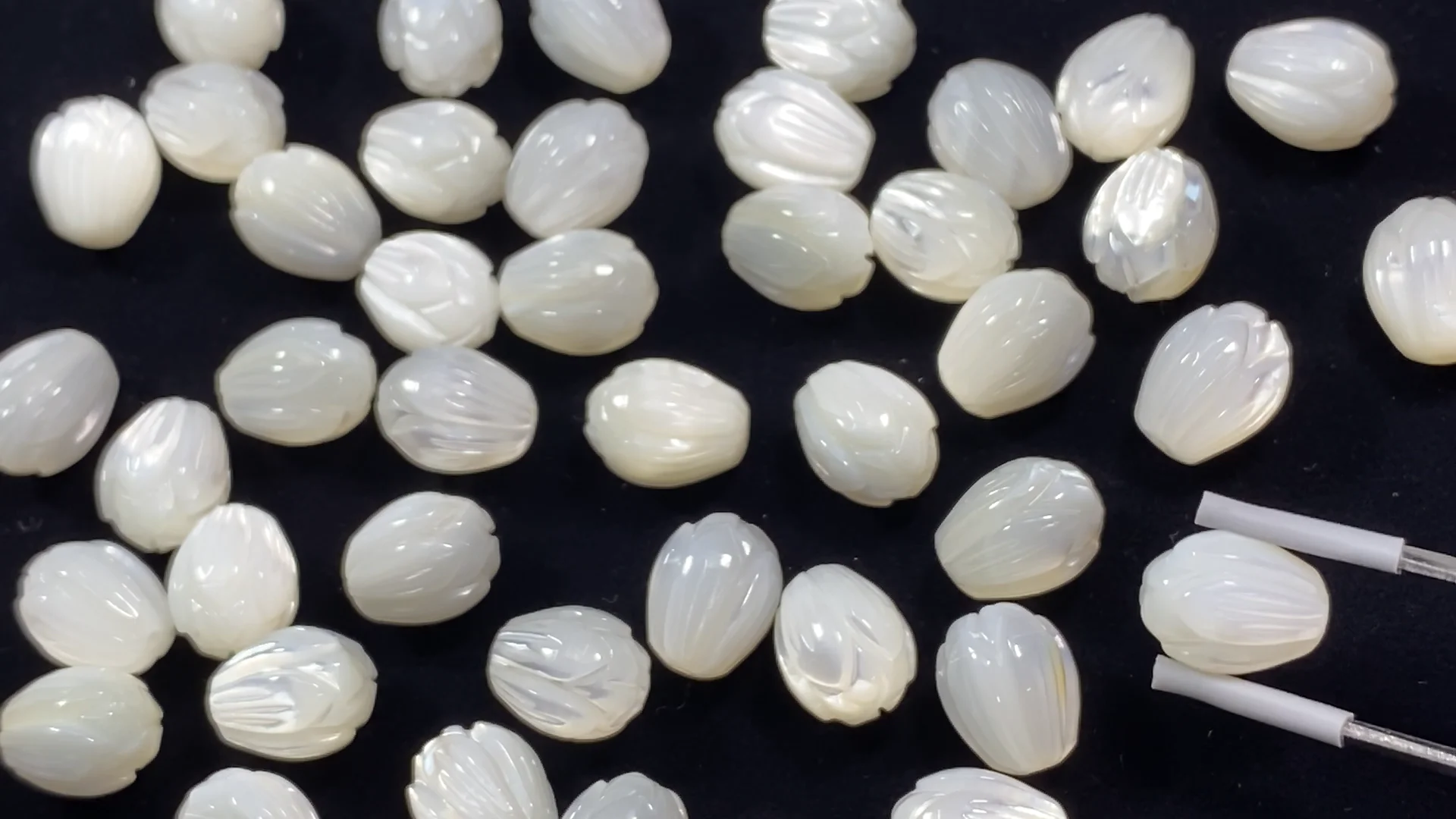ホワイトシェル（白蝶貝） 花のつぼみ9×7×7mm 【片穴】 4粒680円