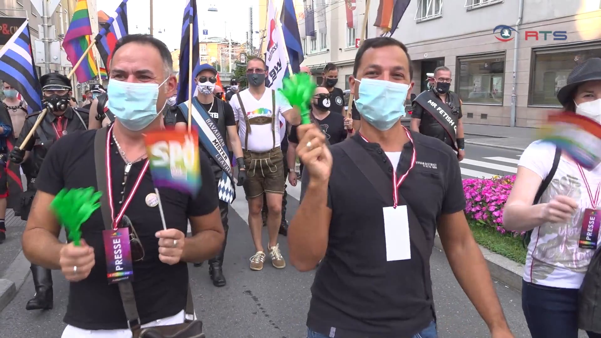 buntes-treiben-beim-christopher-street-day-umzug-in-der-stadt-salzburg