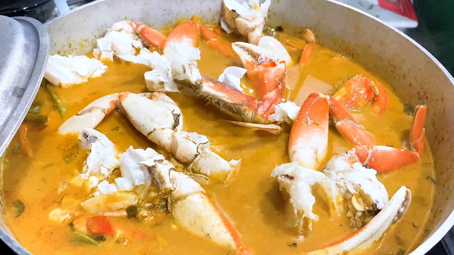 Chilau Seafood Curry with Dungeness Crab and Shrimp on Vimeo