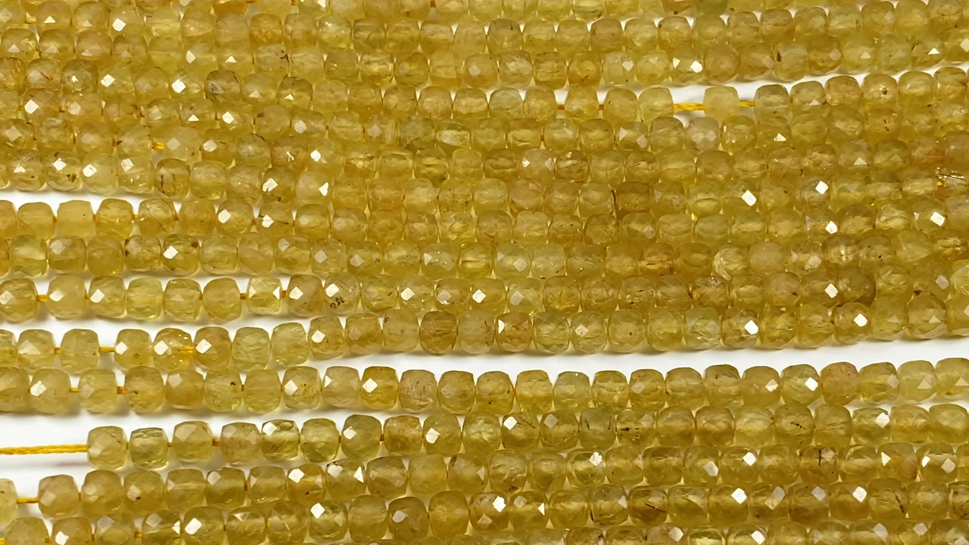 イエローアパタイト キューブカット4×4×4mm 1連（約38cm