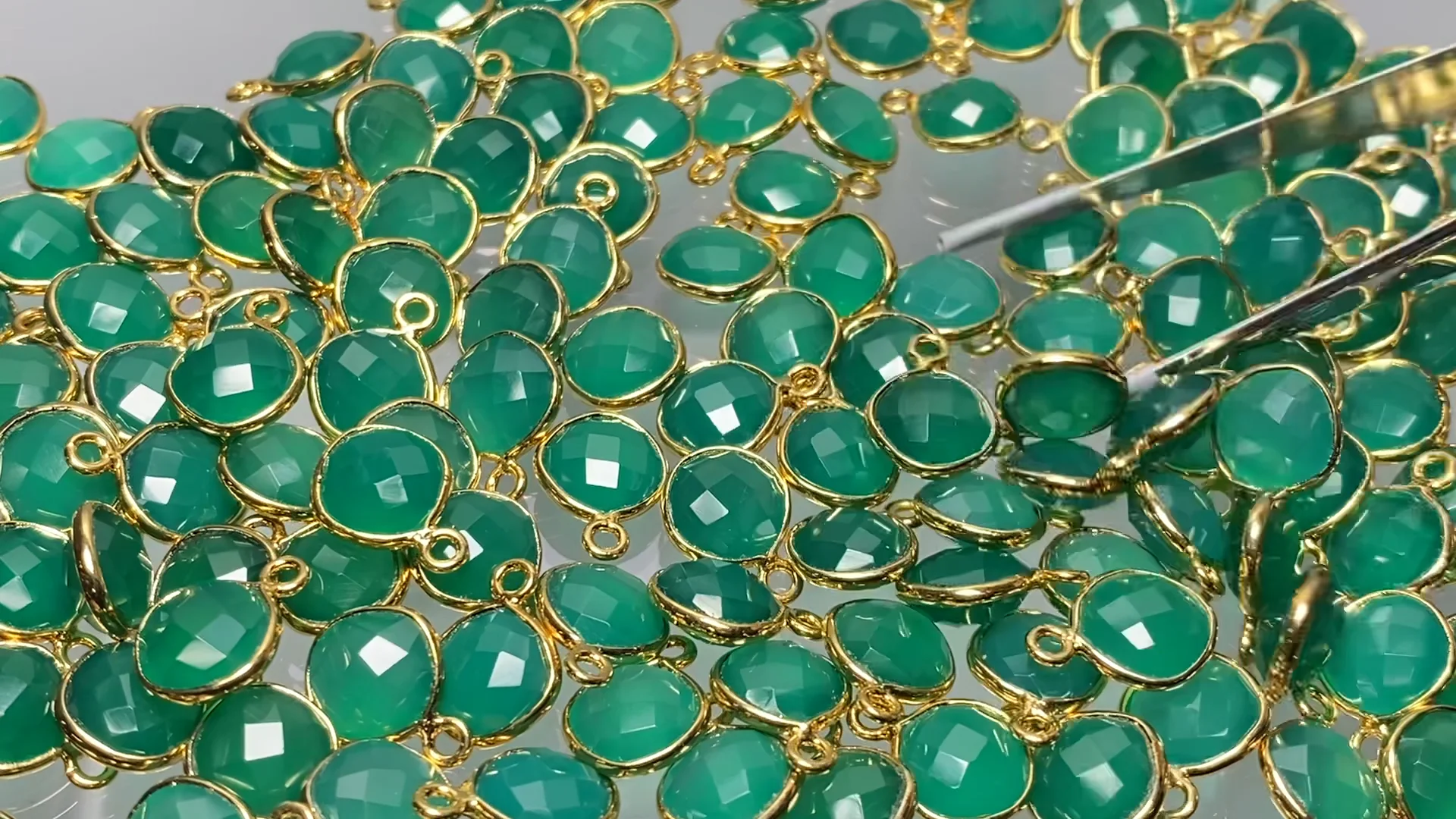 グリーンオニキス 枠留めダイヤ9×9mm クッションカット 18KGP 3個