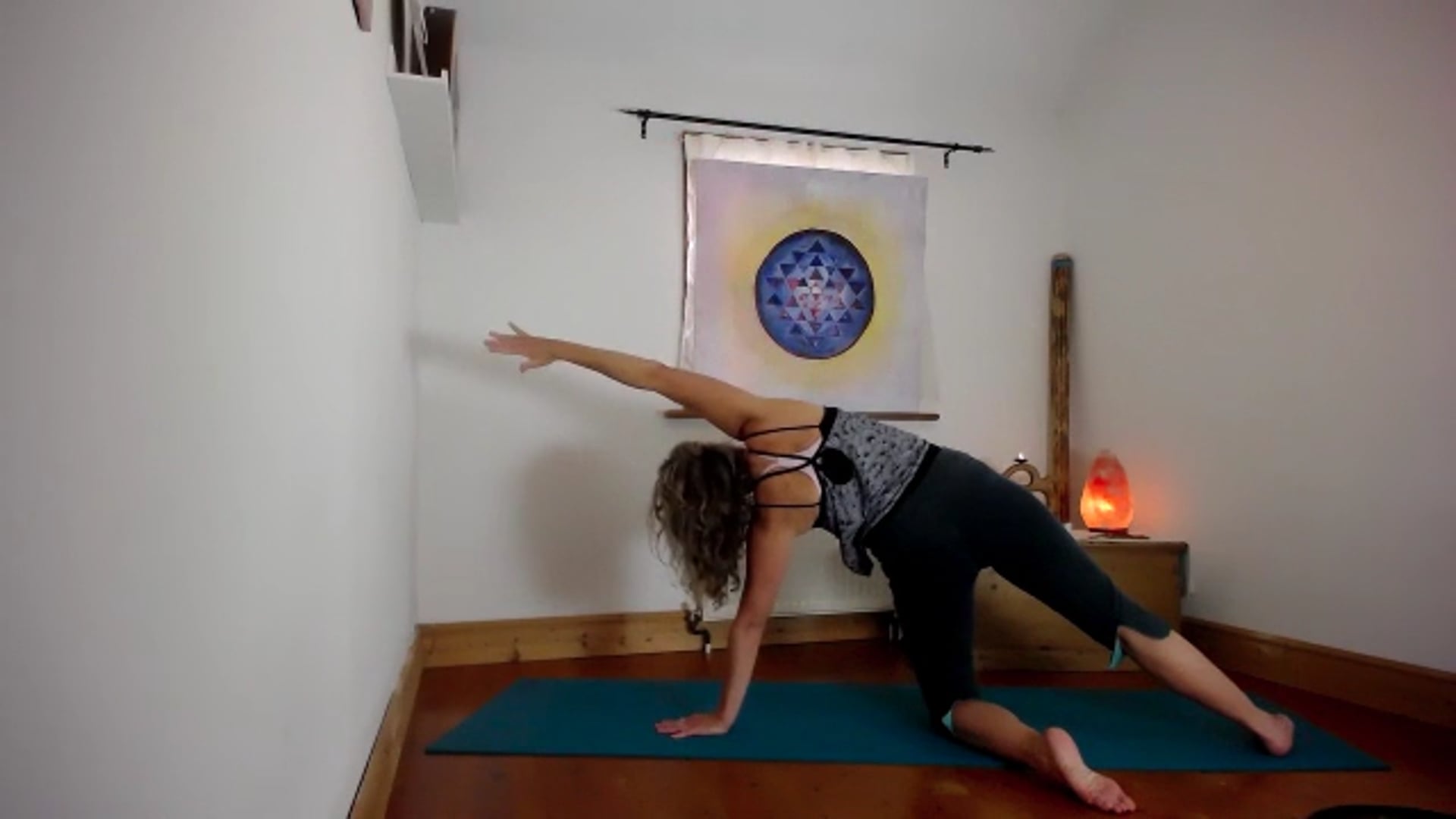 Multilevel With the focus on Gratitude we raise  our vibrational energy. Enjoying Sun salutations and variations and floorwork.
