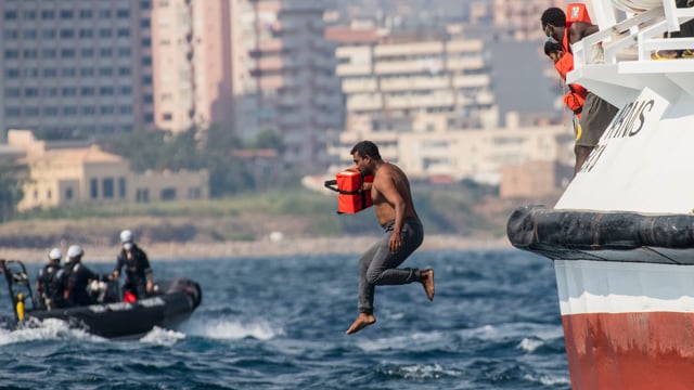 Flüchtlinge stürzen sich von Rettungsschiff